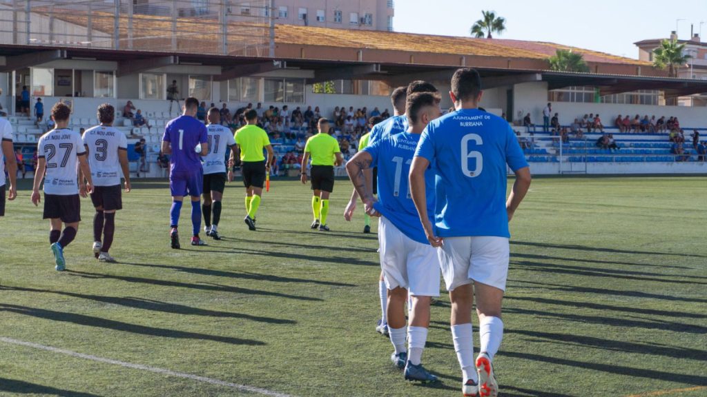 Los jugadores del Burriana saliendo al Planelles a un partido. Foto: CD Burriana.