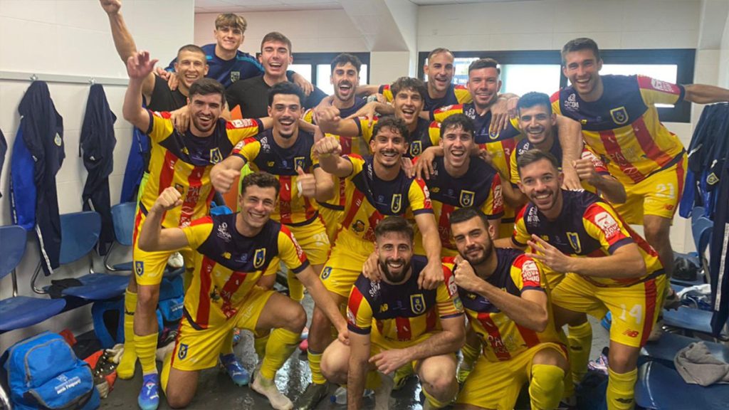 La plantilla del CE Andratx celebrando su victoria en la Ciudad Deportiva del Valencia CF. Foto: CE Andratx.