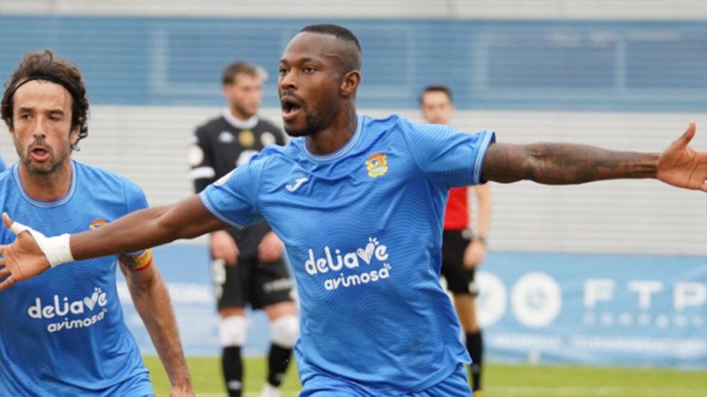 Cédric, delantero del Fuenlabrada celebrando un gol. Foto. Fuenla.