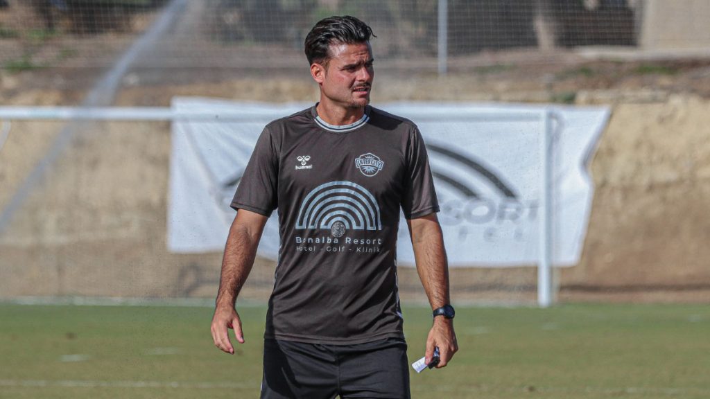 Dani Fernández, entrenador del CF Intercity. Foto: CF Intercity.