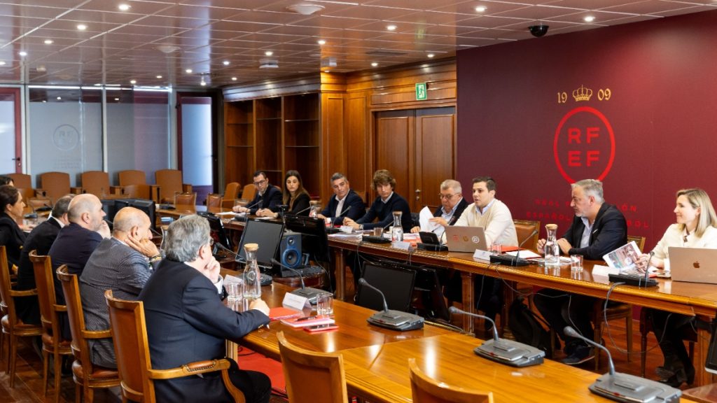 Reunión del Comité de Crisis del fútbol español en apoyo a los clubes afectados por la catástrofe de la DANA. Foto: RFEF.