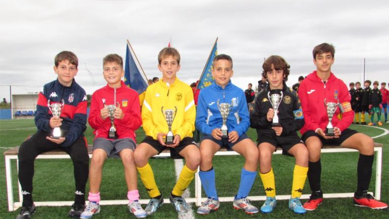 Jugadores de equipos clasificados en el arranque de la XIV Copa Federación Alevín. Foto: FFCV.