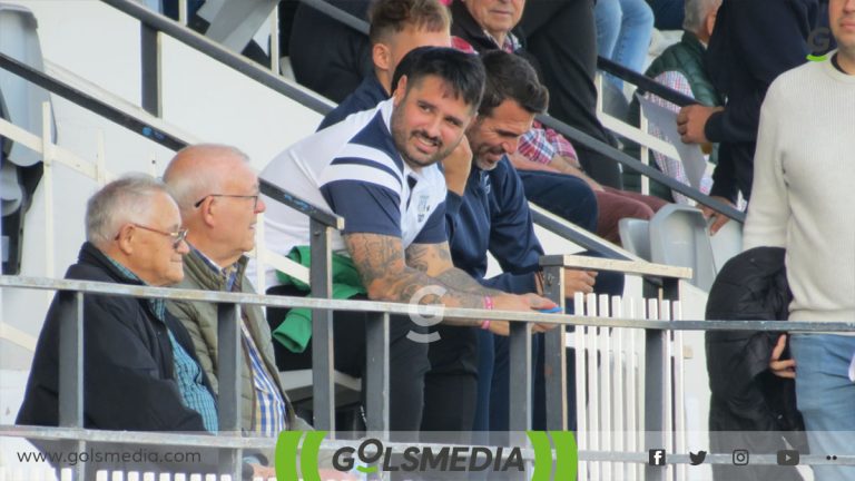 Dani Pina, en la grada de El Clariano siguiendo el partido de su equipo.