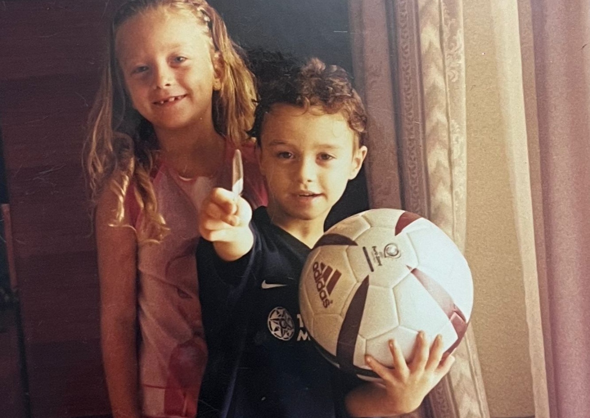 Diego Nohales con su hermana de pequeña con la equipación del Valencia CF. 