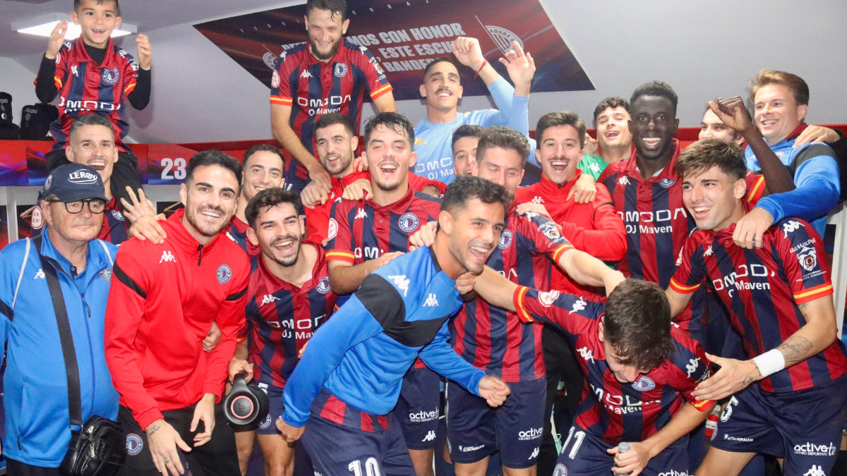 Celebración de la plantilla por su pase a la final. Foto: CD Extremadura.