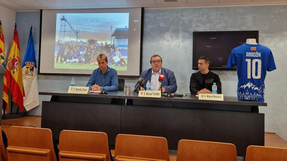 El Presidente Manuel Torralba, el seleccionador Richi Civera y Miguel Múzquiz, jugador. Foto: RFAF. 