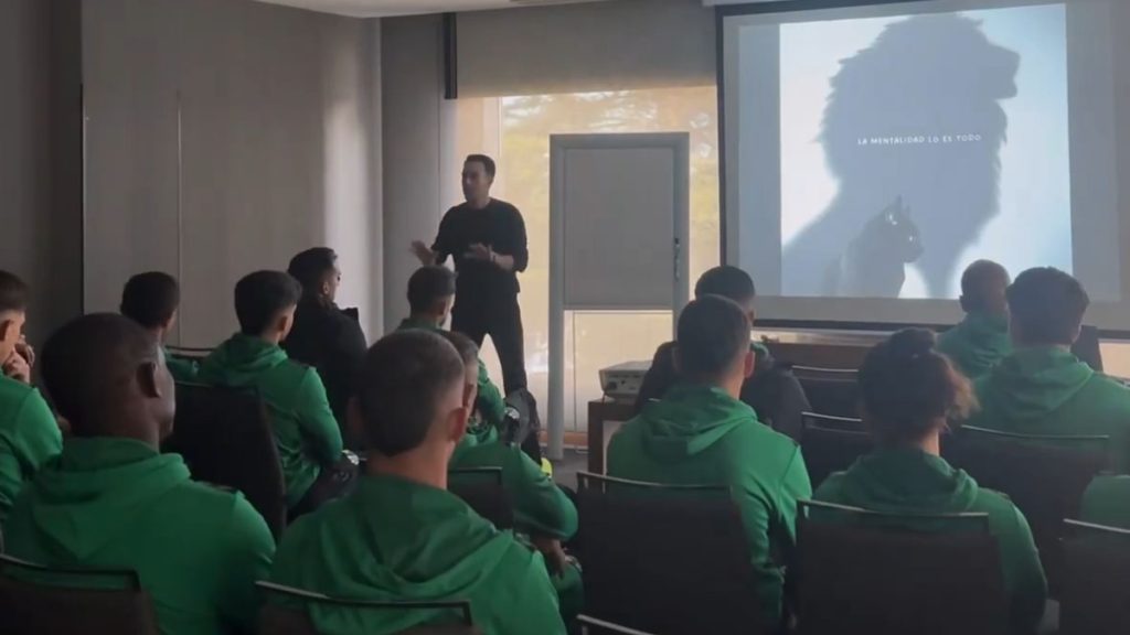 Javier Medina dando una charla a sus jugadores. Foto: Antequera CF.