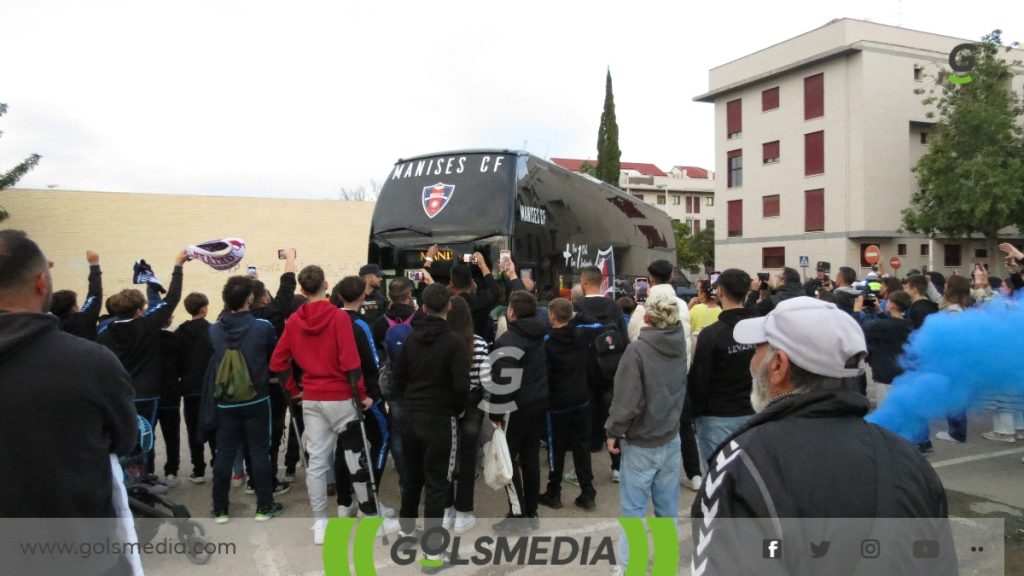 El autobús del Manises CF llegando al partido.