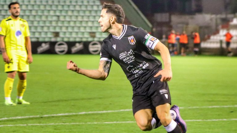 Felipe Alfonso celebrando un gol de la AD Mérida. Foto: AD Mérida.