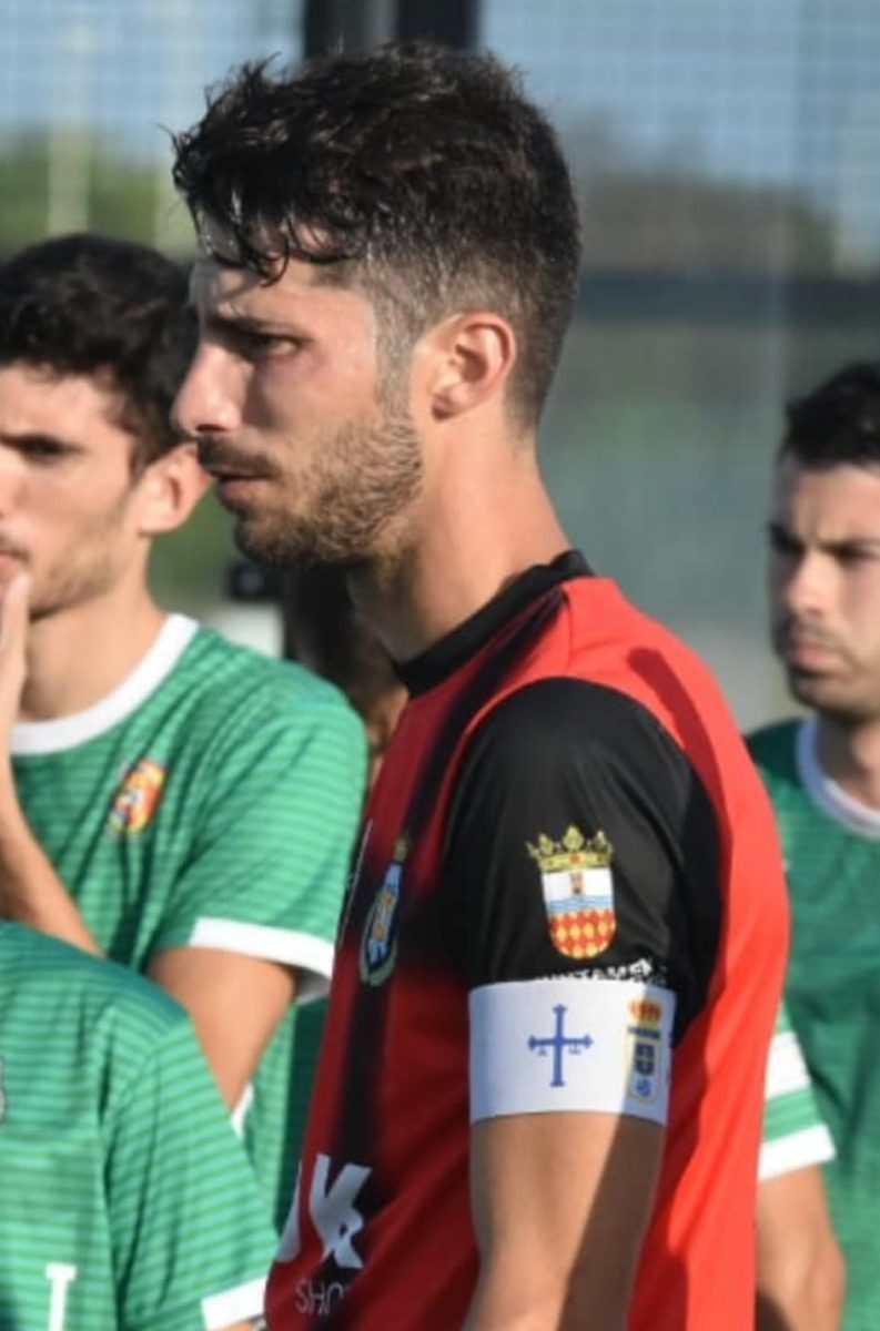 El capitán del Moncofa FC con el brazalete del Real Oviedo. 