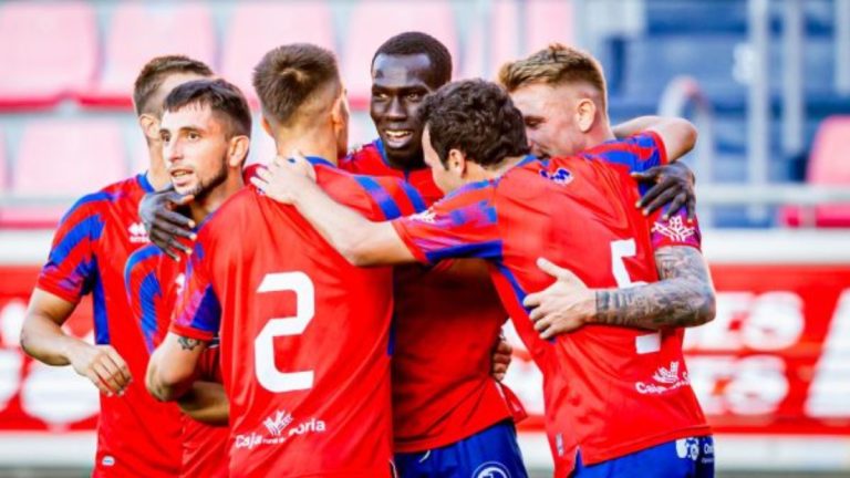 Moustapha, jugador del Numancia celebrando un gol con sus compañeros. Foto: CD Numancia.