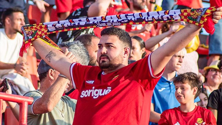 Aficionado del Nàstic con su bufanda. Foto: Nàstic.