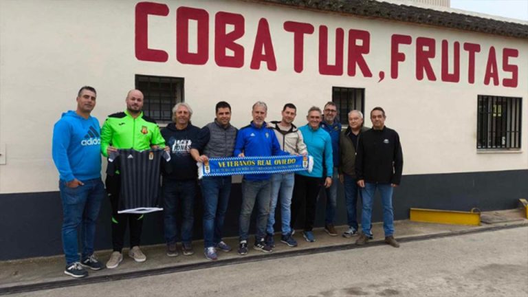 Diario Aliaga con sus excompañeros del Real Oviedo.