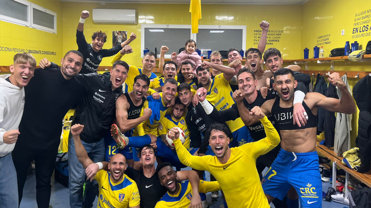 La plantilla del Orihuela CF celebrando la victoria. 