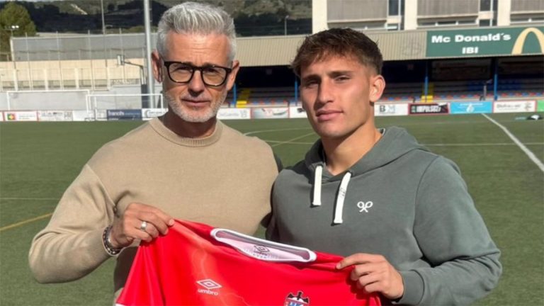 Iván Berbegal "Berbe" vuelve al Rayo Ibense tras unos meses en el CF Benidorm. Foto: UD Rayo Ibense.