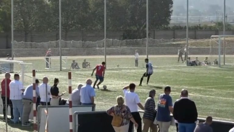 Juan Carlos Rico del Rayo Ibense encarando a un jugador del Castellonense.