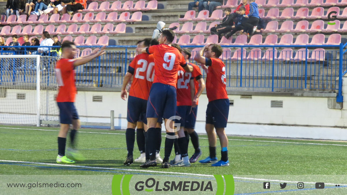 Los jugadores de la UE Tavernes celebrando su gol ante el Redován.