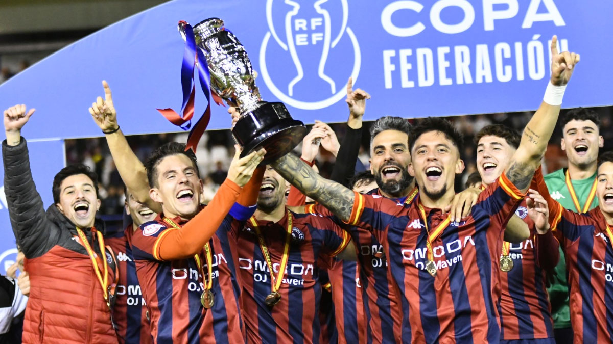 Los jugadores del CD Extremadura levantando el título de la Copa Federación. Foto: CD Extremadura.