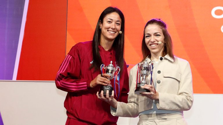 Leila Ouahabi le ha entregado a Esther las réplicas de sus trofeos. Foto: RFEF.