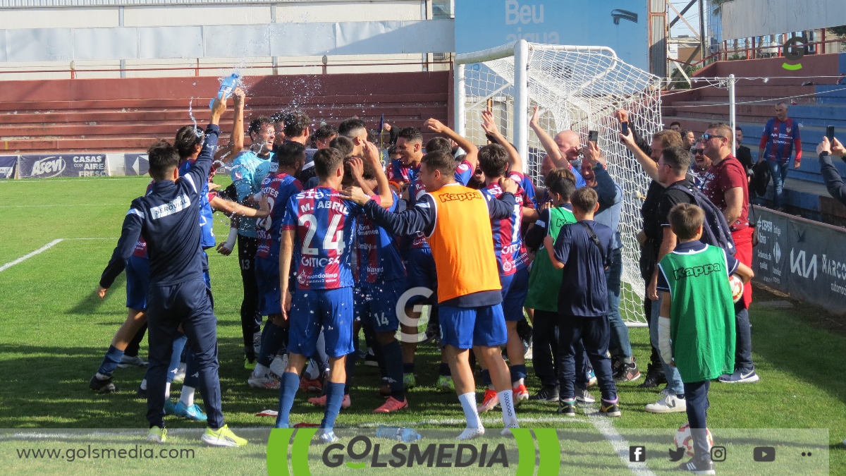 Celebración del triunfo de la UD Alzira frente al Baleares. 