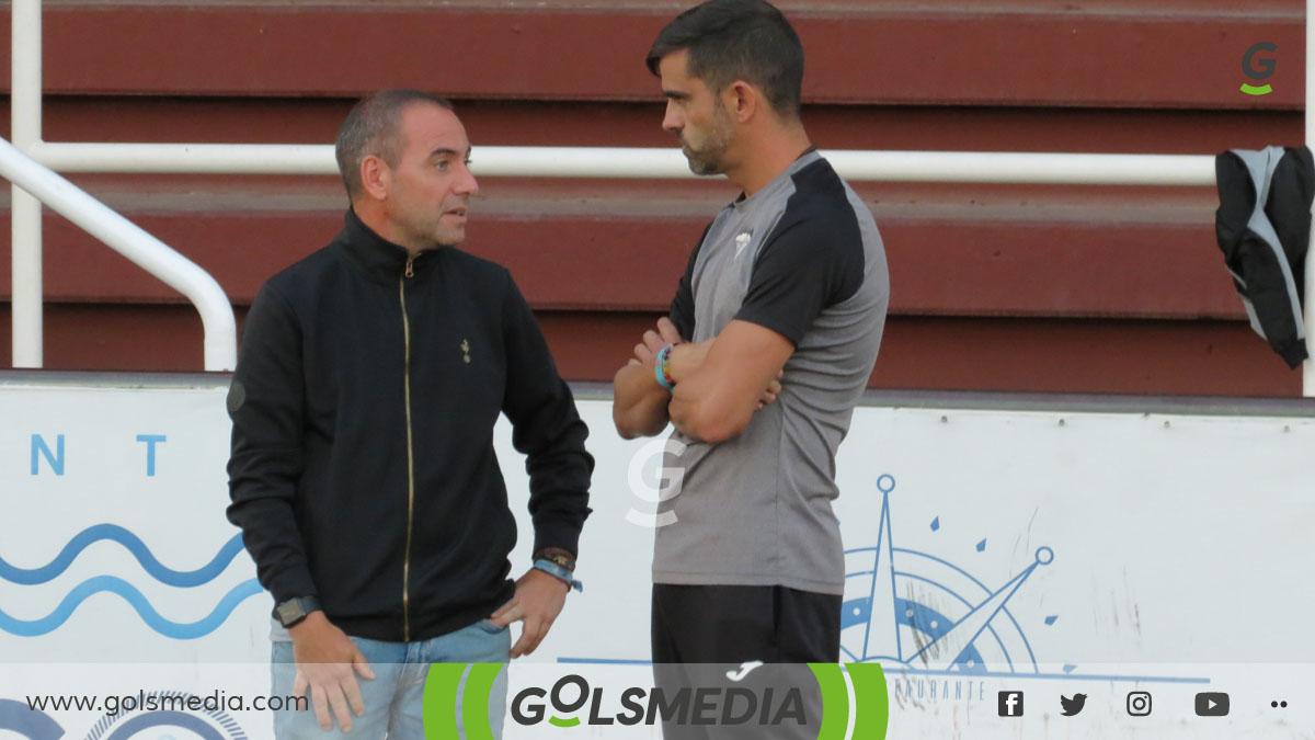 Javi Motes conversando con Santi Marín antes de un partido. 