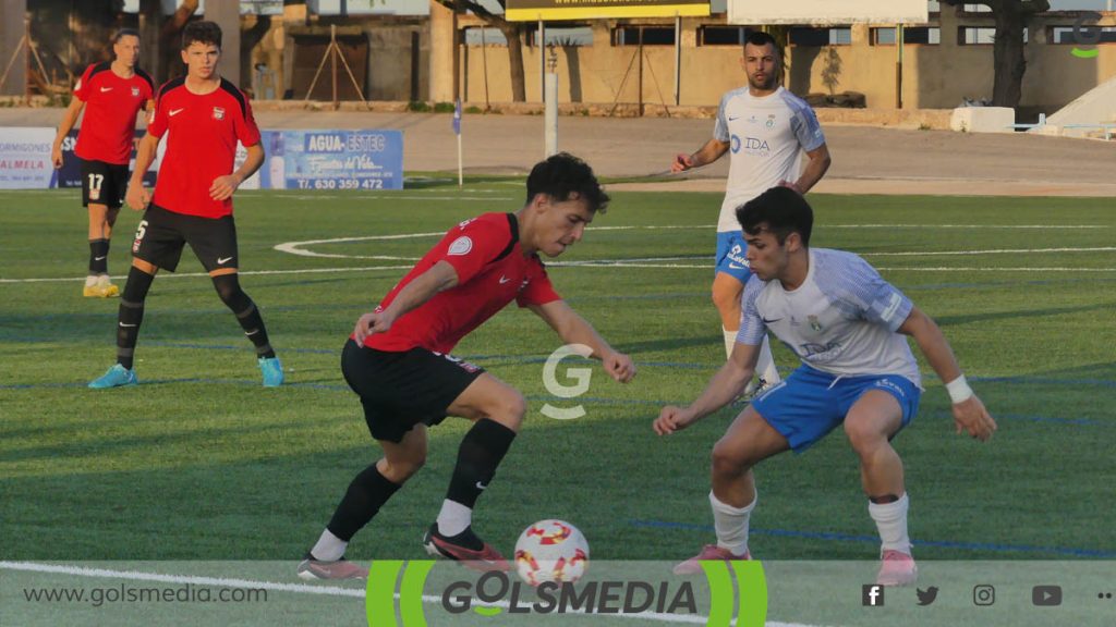 Ferran ante Sergio Soler en el UD Vall de Uxó vs CF La Nucía.