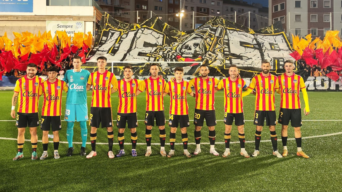 El once del Sant Andreu con su afición detrás en el Nou Sardenya. Foto: UE Sant Andreu.