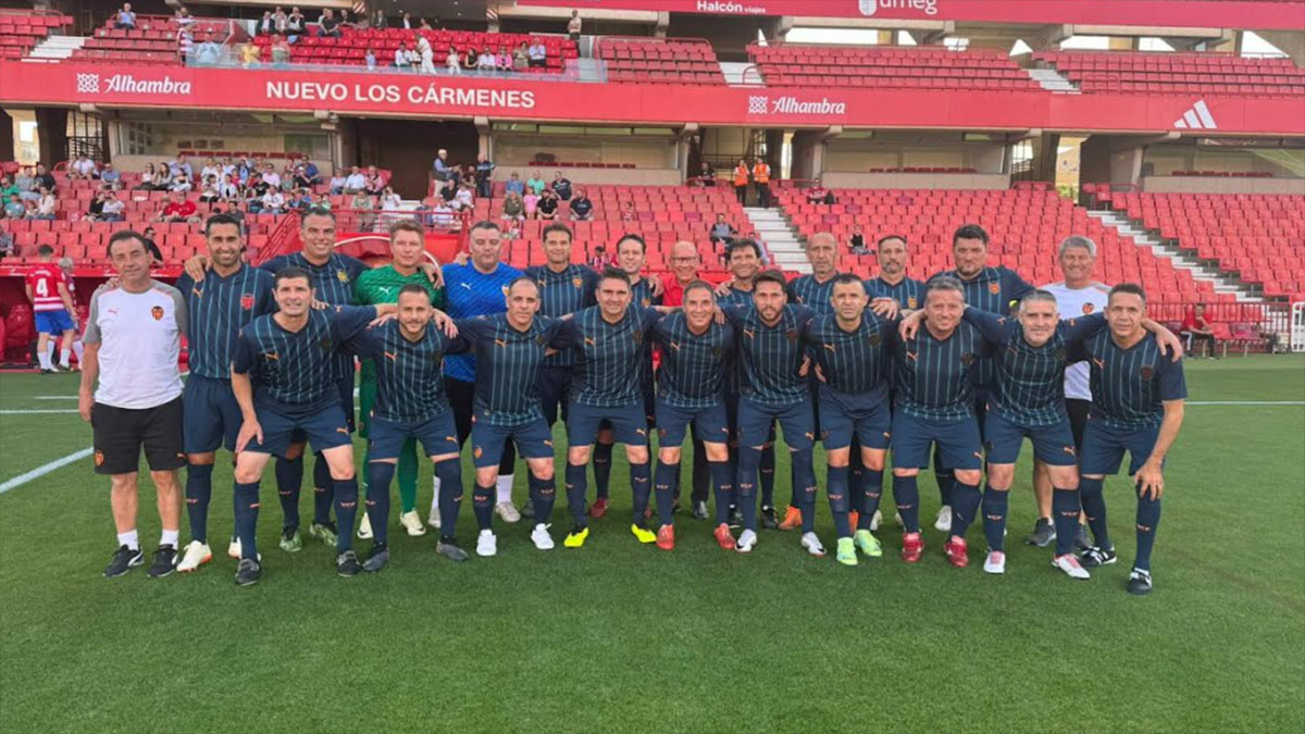 La plantilla del Leyenda Valencia CF. Foto: Leyendas VCF. 