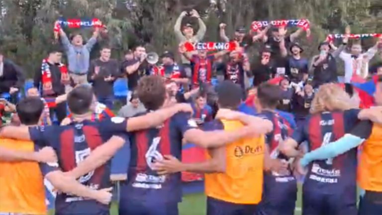 La afición y jugadores del Yeclano Deportivo celebrando su triunfo en Marbella. Foto: Yeclano Deportivo.