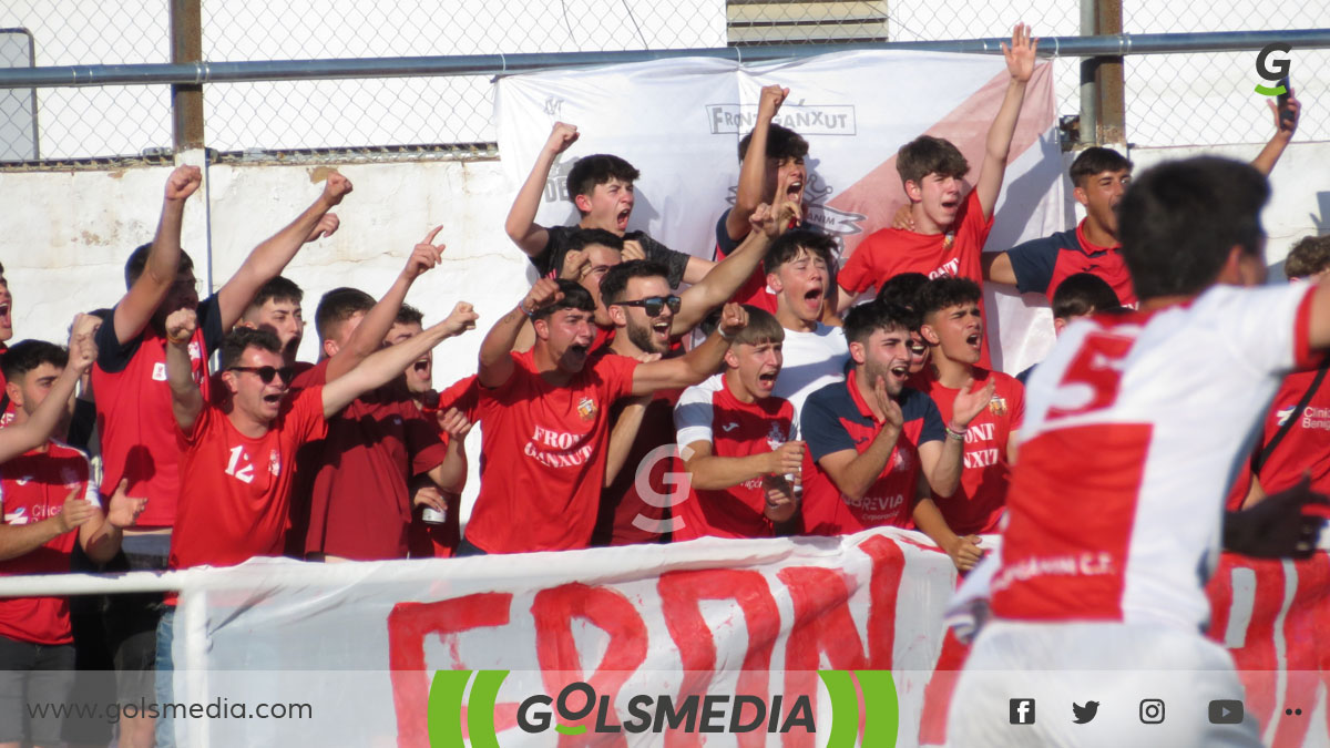 La afición del Benigànim celebrando un gol de su equipo.