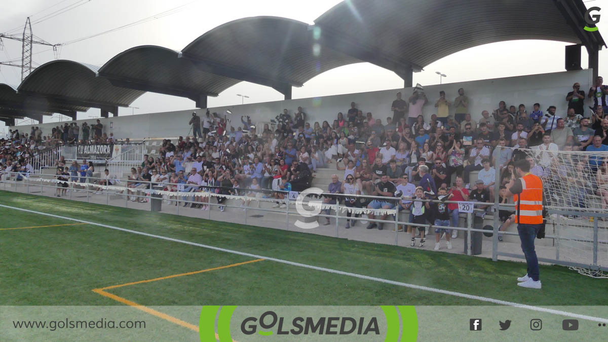 La grada llena de aficionados en el Pesudo en el Play-off del Almazora en 2024.