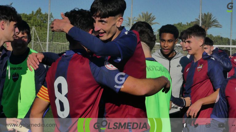 Las promesas del Levante UD celebrando su victoria.