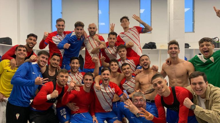 La plantilla del Algeciras CF celebrando la victoria. Foto: Algeciras CF.