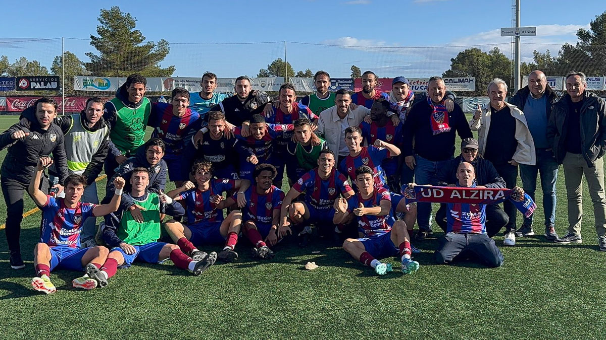 La plantilla de la UD Alzira celebrando su triunfo ante la Peña Deportiva. Foto: UD Alzira. 