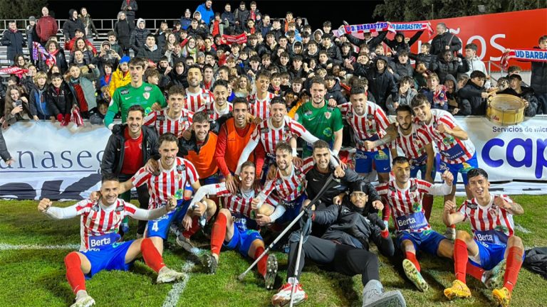 La plantilla del Barbastro celebrando su victoria. Foto: UD Barbastro.