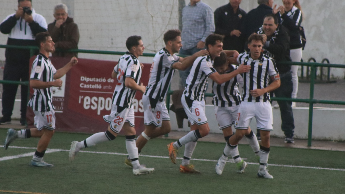 Los jugadores del CD Castellón B celebrando un gol. Foto: CD Castellón.