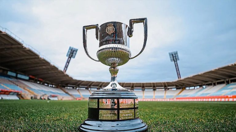 El trofeo de la Copa del Rey en La Romareda. Foto: RFEF.