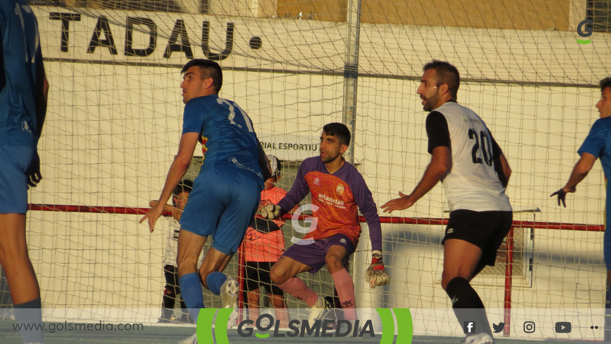 Joan Castanyer, portero de la UD Carcaixent, en el partido del ascenso en Catadau. 