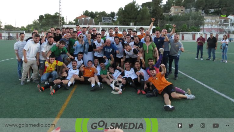 La plantilla de la UD Carcaixent celebrando el ascenso en Catadau.