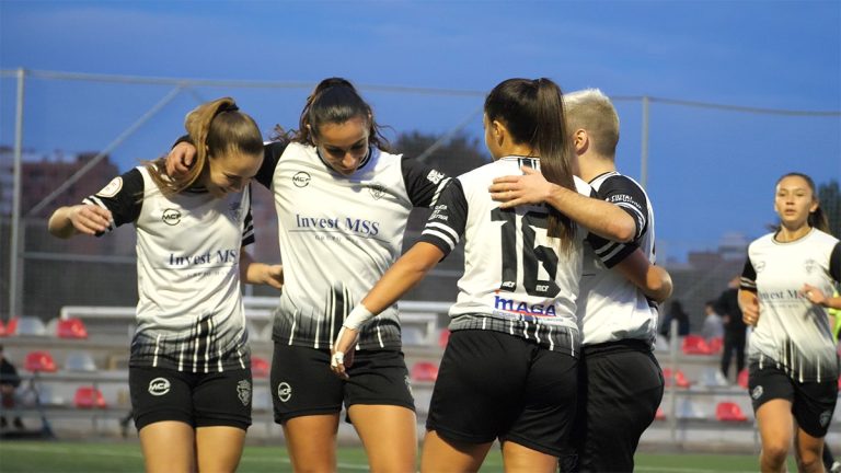 Las jugadoras del Mislata CF celebrando un gol.