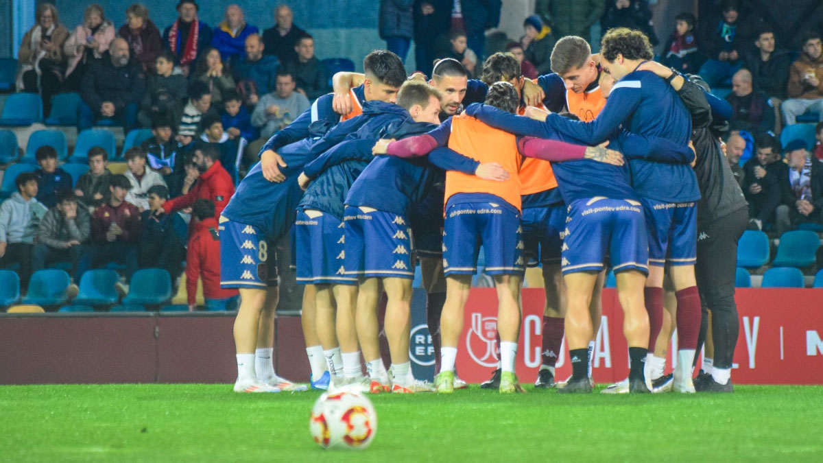 Los jugadores del Pontevedra CF se juntan antes de un partido. Foto: Pontevedra CF.