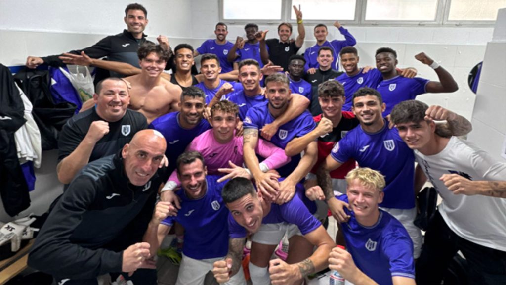 La plantilla del AC Torrellano celebrando su triunfo ante el At Levante. Foto: club.