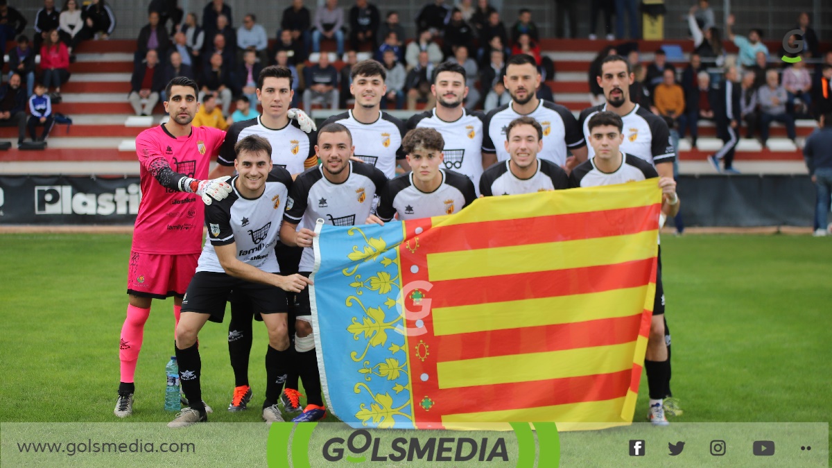 El once de la UD Carcaixent con la Senyera.