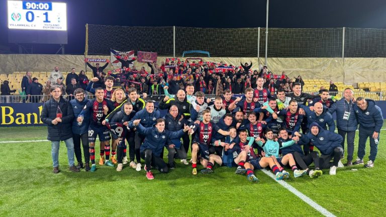 La plantilla del Yeclano Deportivo celebrando su victoria en la Ciudad Deportiva del Villarreal. Foto: Yeclano Deportivo.