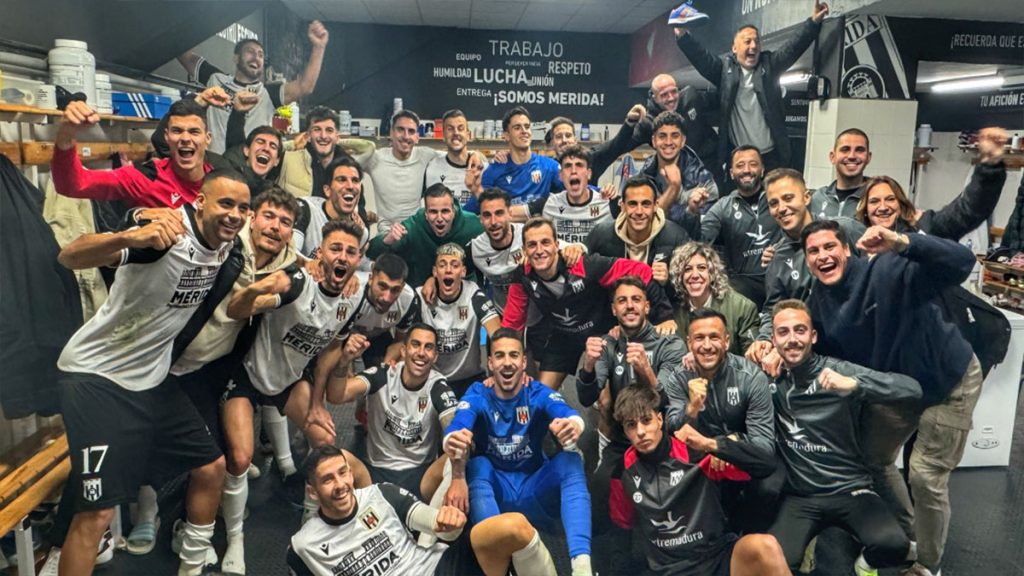 La plantilla de la AD Mérida celebrando su triunfo ante el Hércules. Foto: club.