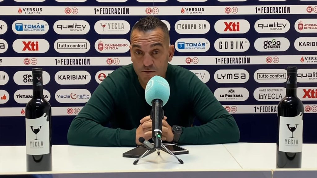 Adrián Hernández, entrenador del Yeclano Deportivo. Foto: club.