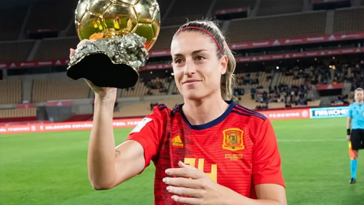 Alexia Putellas con el galardón Balón de Oro. Foto: RFEF. 