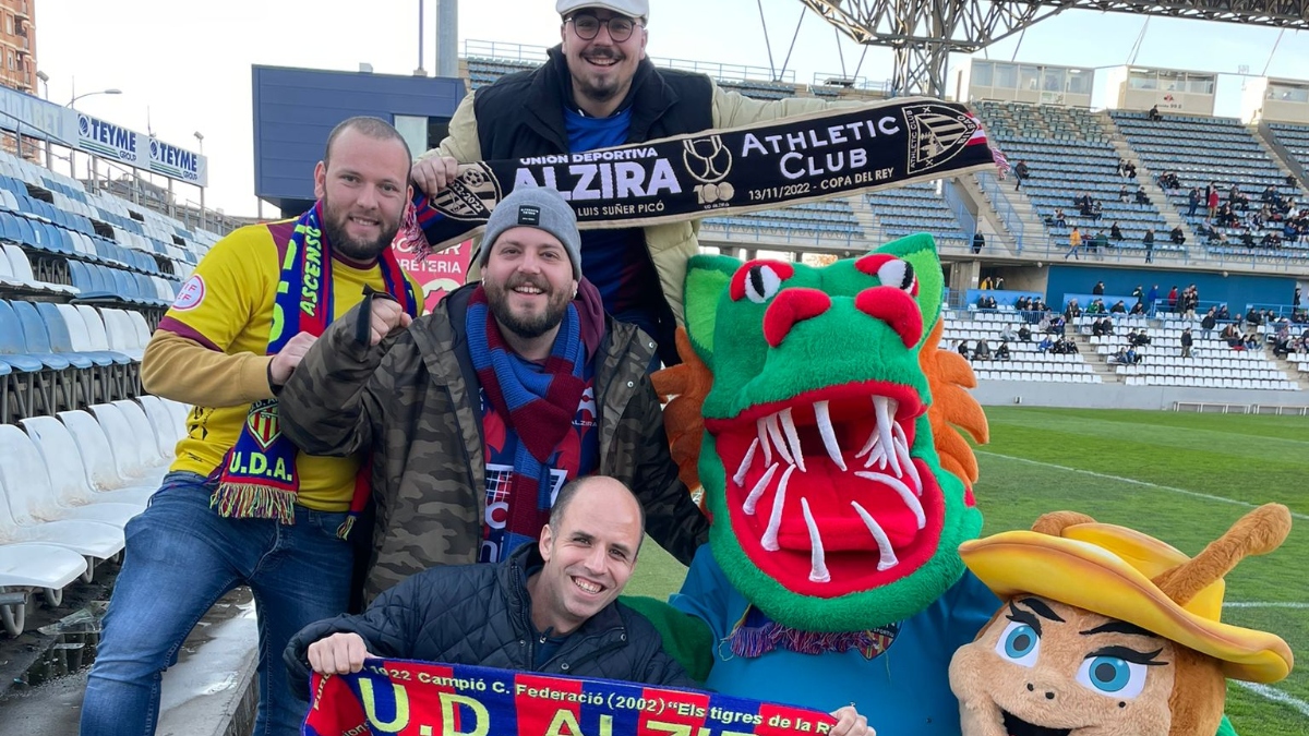 Los aficionados de la UD Alzira con las mascotas del Lleida CF. 