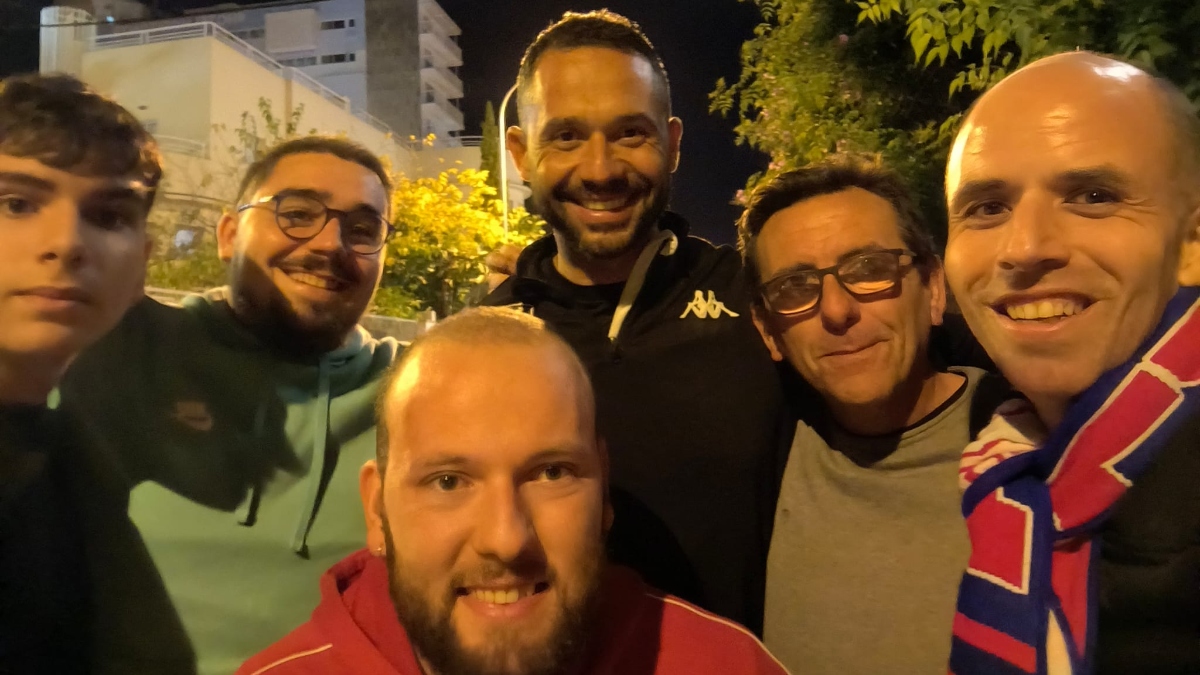 Viaje a Mallorca, foto con más aficionados y el míster Adrián Ferrandis. 