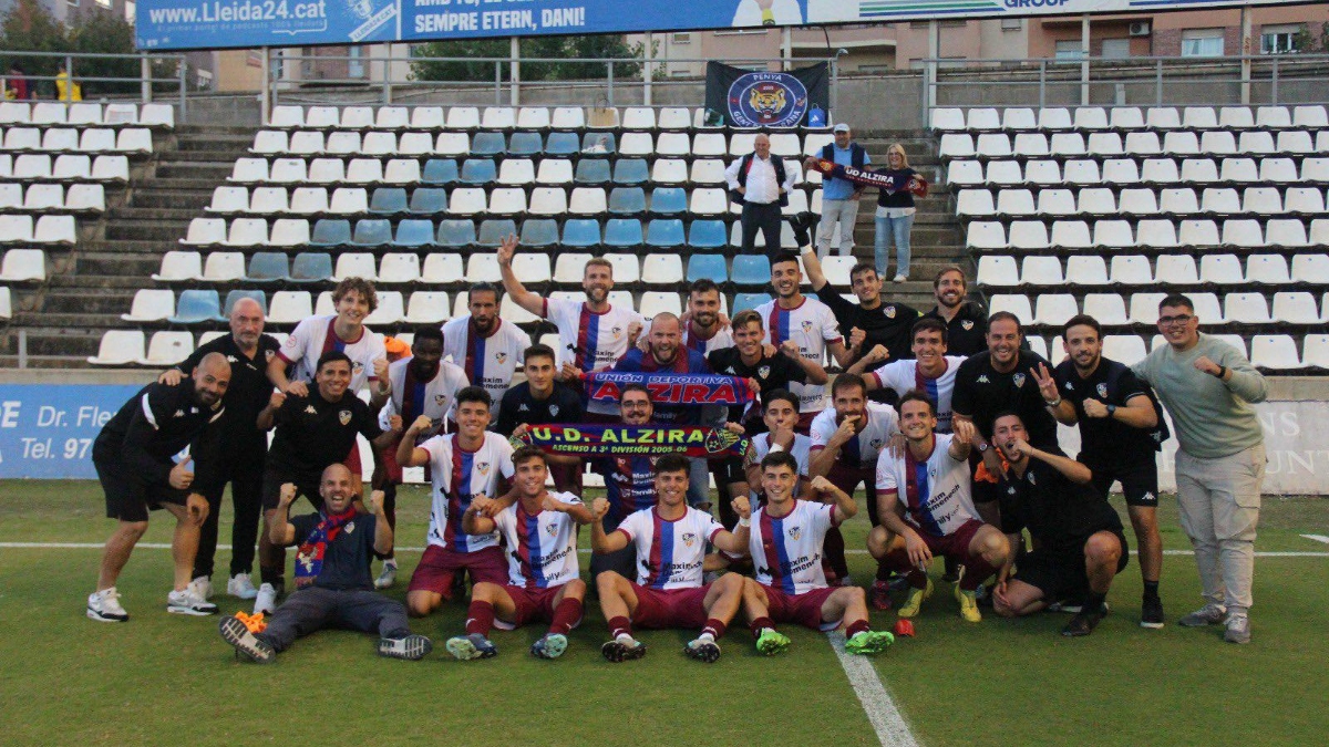 Foto con la plantilla tras la victoria en el Camp d´Esports de Lleida. 